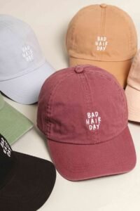 Tu esencia en cada color: Gorra personalizada con bordado minimalista